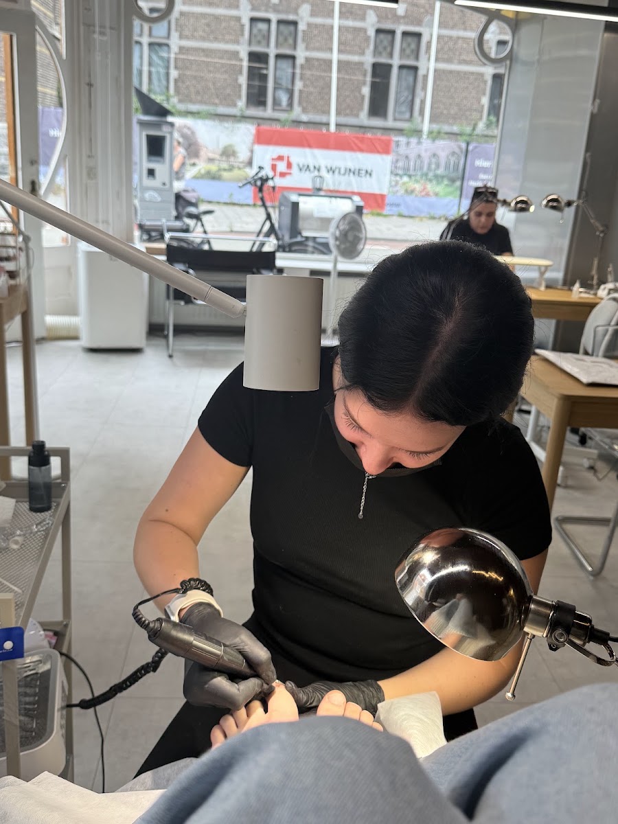 Een nagelstyliste van nzs nails art aan het werk in de lichte salon aan de Assendorperstraat.